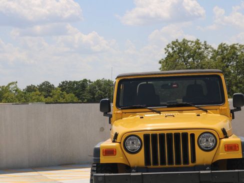 Used 2004 Jeep Wrangler X w/ Convenience Group AWD/4WD image 19