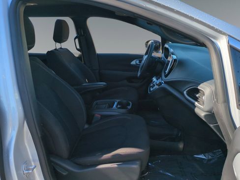 Used 2024 Chrysler Pacifica Touring image 15