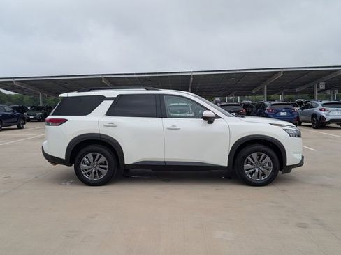 Used 2025 Nissan Pathfinder SV FWD image 6