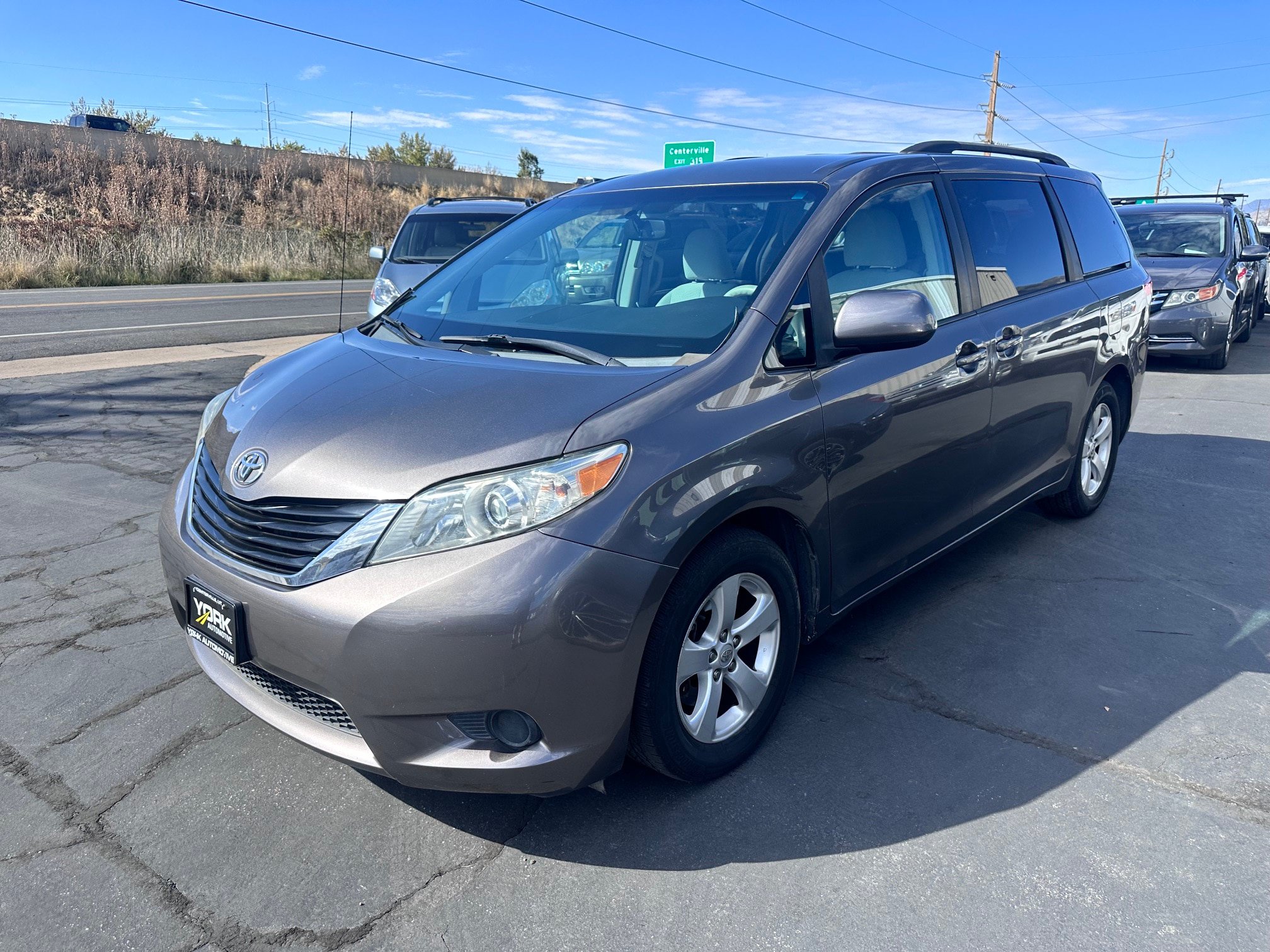 Used 2011 Toyota Sienna LE FWD image 2