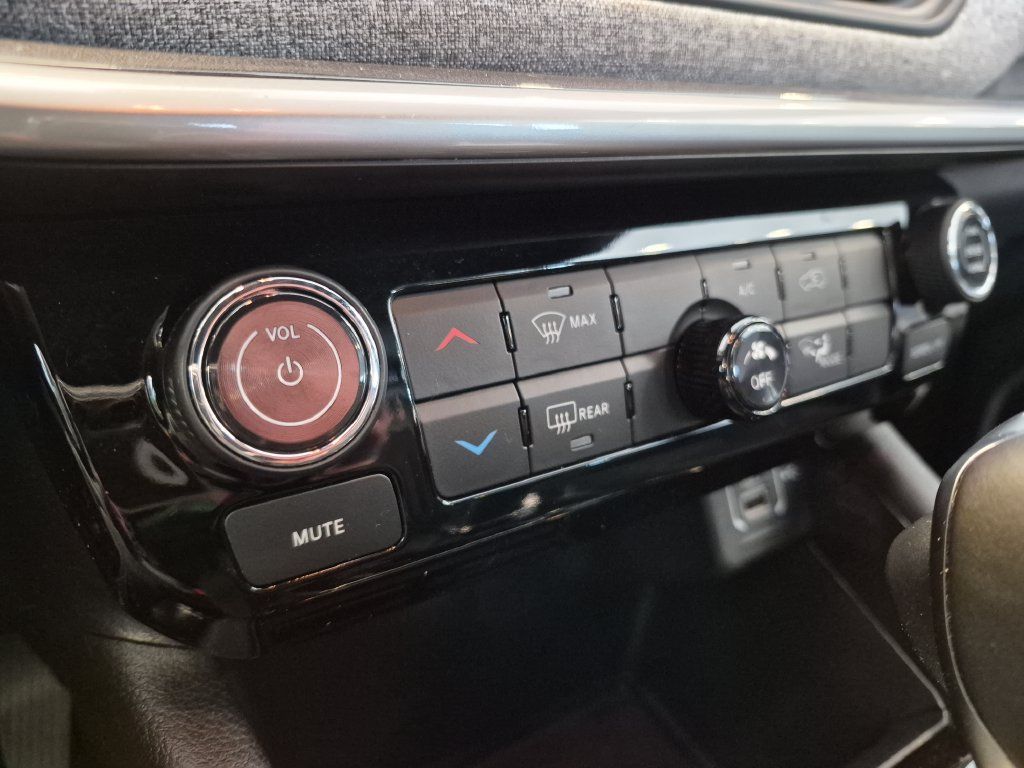 Used 2025 Jeep Compass Latitude AWD/4WD image 19