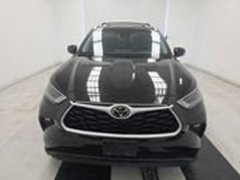 Used 2022 Toyota Highlander XLE image 2