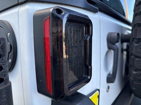 Used 2017 Jeep Wrangler Unlimited Rubicon image 16