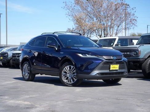 Used 2021 Toyota Venza Limited image 2