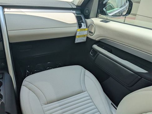 New 2025 Land Rover Discovery Dynamic SE image 17