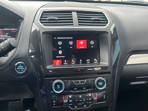 Used 2018 Ford Explorer XLT w/ Equipment Group 202A AWD/4WD image 18