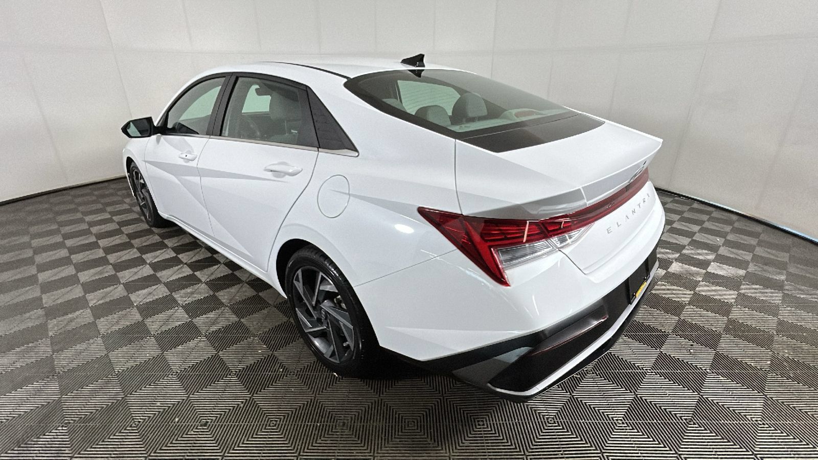 Used 2025 Hyundai Elantra SEL FWD image 5