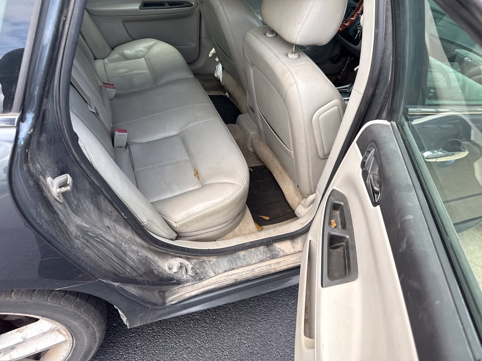 Used 2010 Chevrolet Impala LTZ FWD image 11