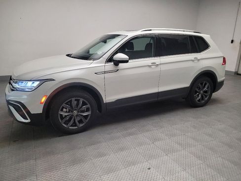 Used 2023 Volkswagen Tiguan SE w/ Panoramic Sunroof Package FWD image 2