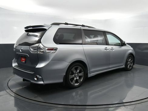 Used 2019 Toyota Sienna SE image 28