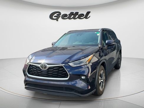 Used 2021 Toyota Highlander XLE AWD/4WD image 1