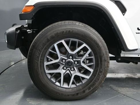 Used 2025 Jeep Wrangler Unlimited Sahara AWD/4WD image 19
