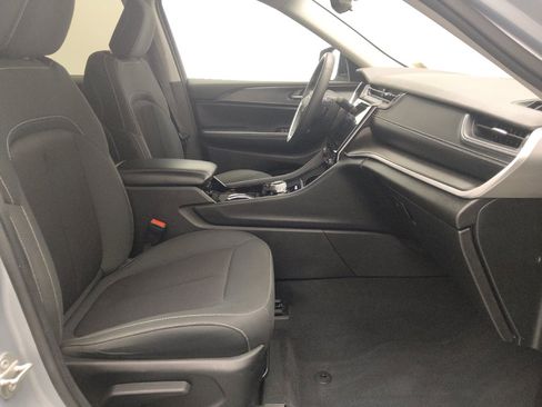 Used 2023 Jeep Grand Cherokee Laredo AWD/4WD image 21