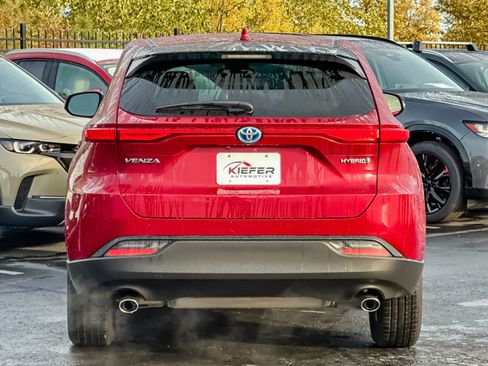 Used 2022 Toyota Venza LE image 4