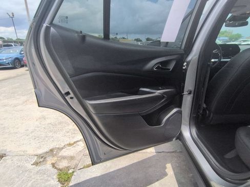Used 2025 Chevrolet Trax LT w/ LT Convenience Package FWD image 26