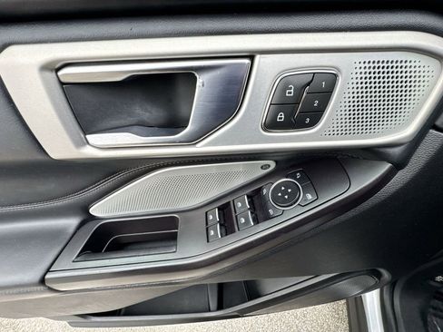 Used 2020 Ford Explorer Platinum w/ Premium Technology Package image 15