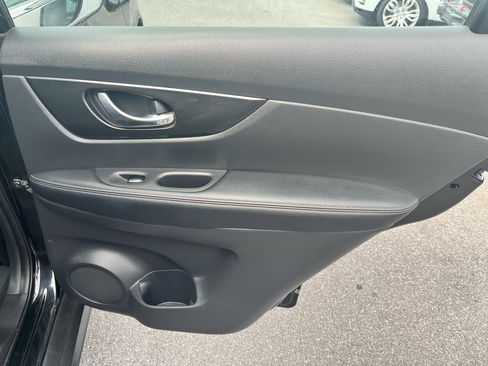 Used 2018 Nissan Rogue S image 16