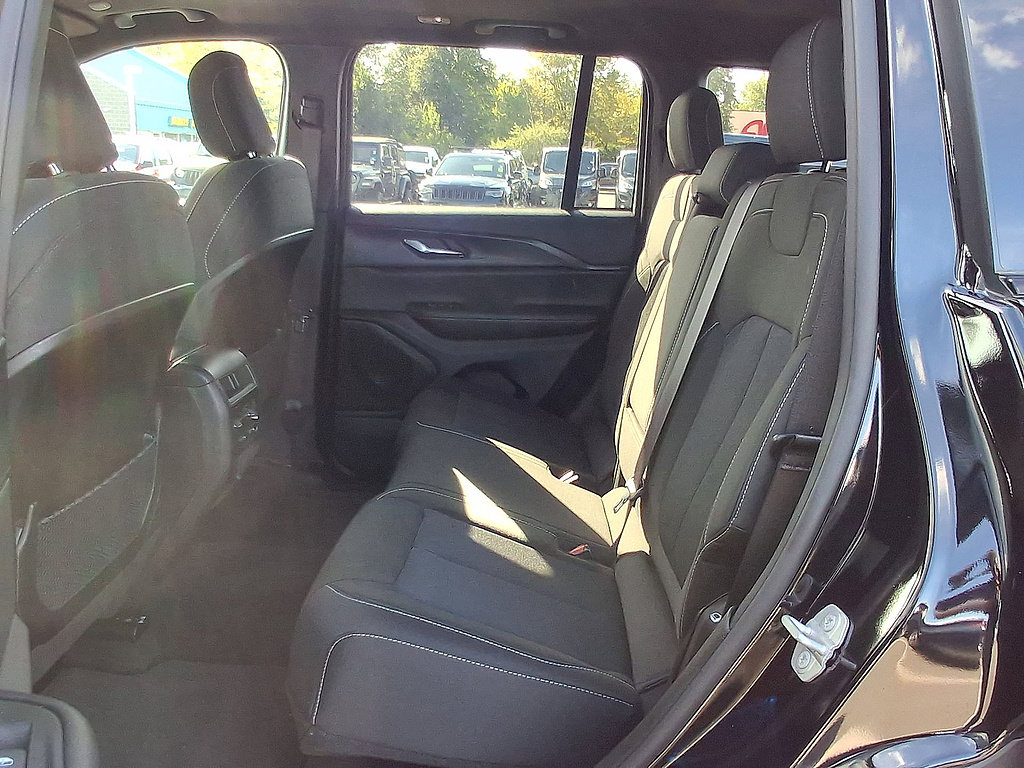 Used 2024 Jeep Grand Cherokee Laredo X AWD/4WD image 26