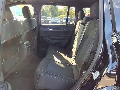 Used 2024 Jeep Grand Cherokee Laredo X AWD/4WD image 26