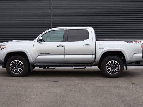 Used 2022 Toyota Tacoma TRD Sport w/ Technology Package image 8