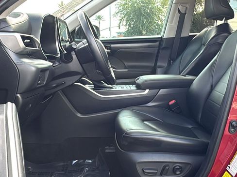 Used 2020 Toyota Highlander XLE image 26