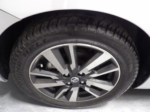 Used 2021 Nissan Versa SV FWD image 20