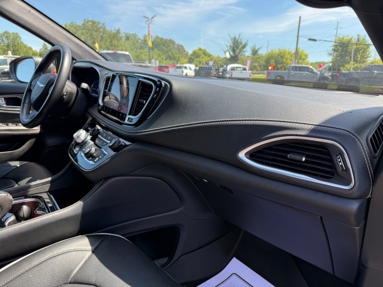 Used 2021 Chrysler Pacifica Limited w/ Uconnect Theater Family Group FWD image 25