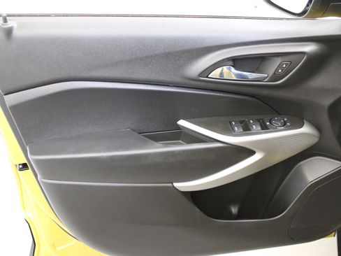 Certified 2024 Chevrolet Trax RS w/ Sunroof Package FWD image 21