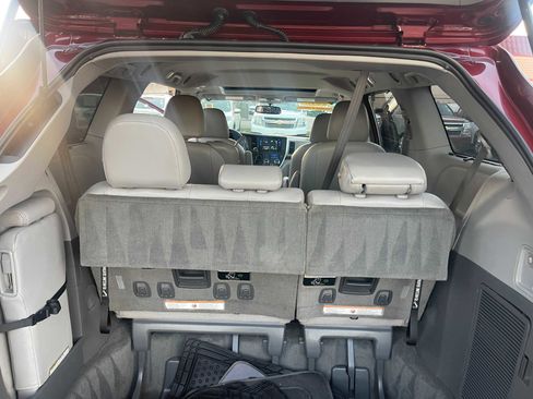 Used 2015 Toyota Sienna XLE image 10