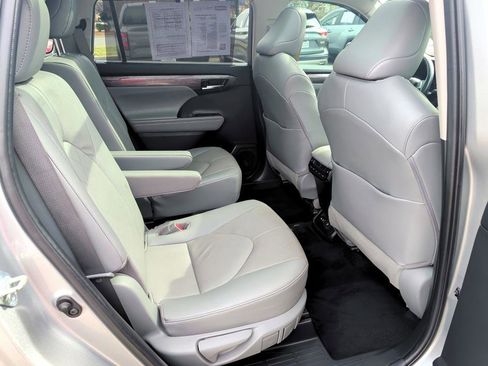 Used 2021 Toyota Highlander Platinum image 13