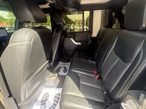 Used 2015 Jeep Wrangler Unlimited Rubicon AWD/4WD image 18