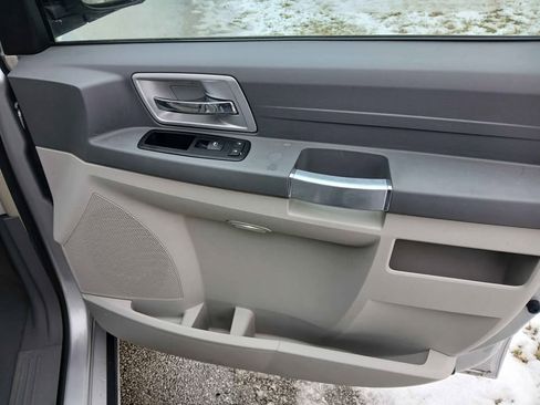 Used 2008 Chrysler Town & Country Touring image 13
