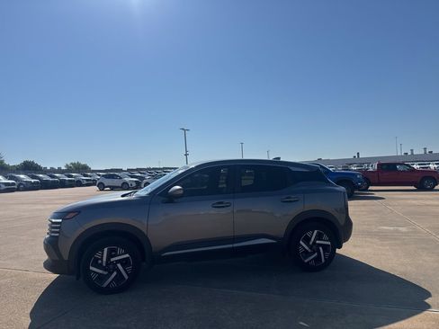 Used 2025 Nissan Kicks SV w/ Charging Package FWD image 12