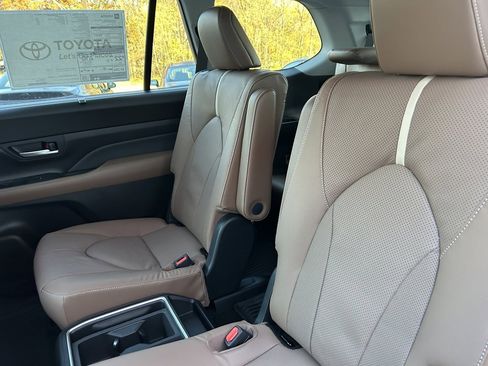 New 2026 Toyota Grand Highlander Platinum image 16
