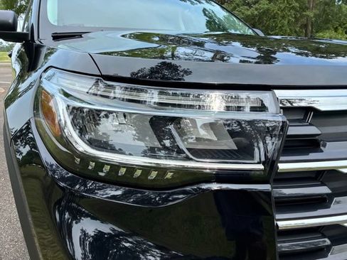 Used 2025 Ford Explorer Active w/ Active Comfort Package RWD image 10