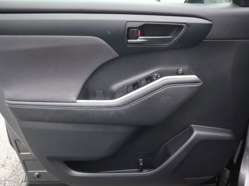 Used 2023 Toyota Highlander L image 17