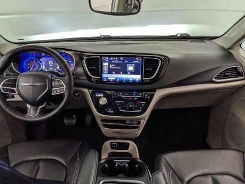 Used 2024 Chrysler Pacifica Touring-L FWD image 9