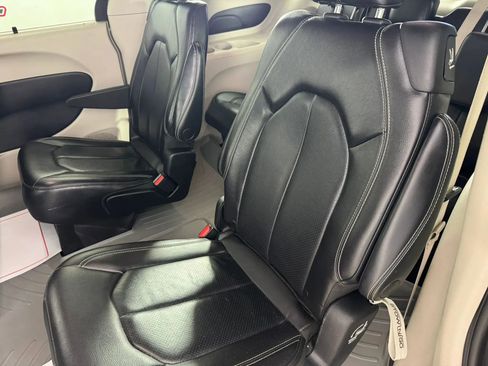 Used 2022 Chrysler Pacifica Touring-L FWD image 34