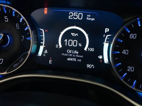 Used 2024 Chrysler Pacifica Touring-L FWD image 11