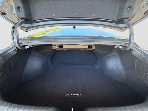Used 2021 Hyundai Elantra SE FWD image 16