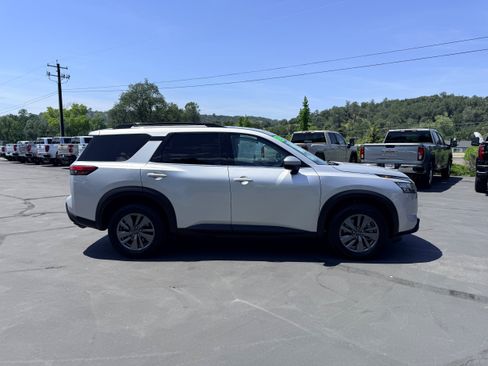 Used 2025 Nissan Pathfinder SV AWD/4WD image 5