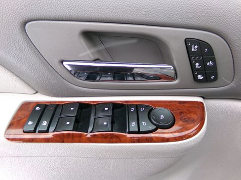 Used 2013 Chevrolet Suburban LTZ image 17