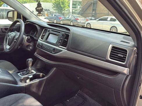 Used 2016 Toyota Highlander LE FWD image 23