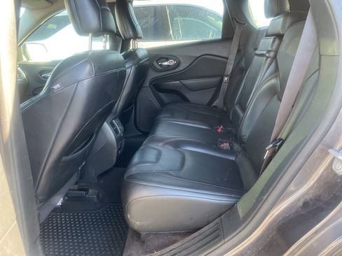 Used 2019 Jeep Cherokee Trailhawk AWD/4WD image 10