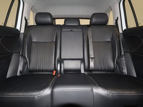 Used 2024 Volkswagen Tiguan SE image 29