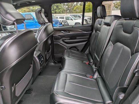 Certified 2022 Jeep Grand Cherokee Overland w/ Luxury Tech Group IV image 24