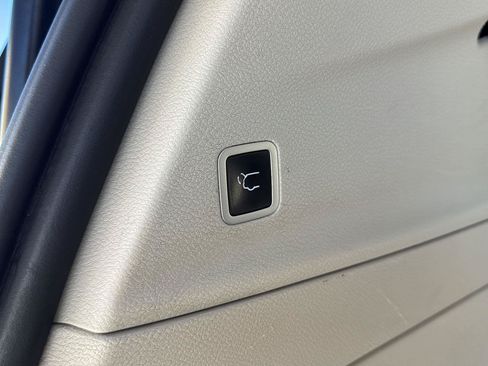 Used 2021 Chrysler Pacifica Touring-L FWD image 19