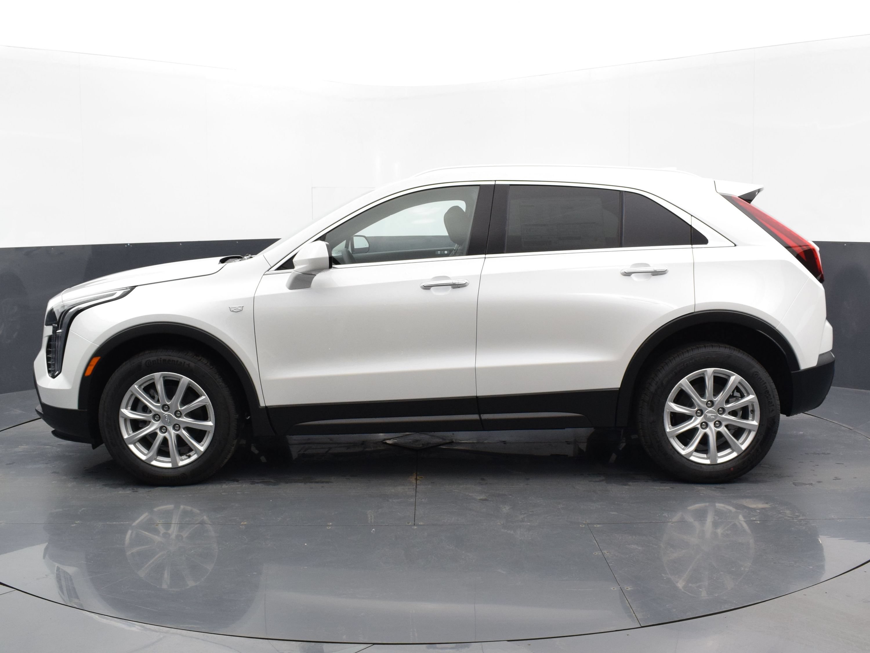 Used 2023 Cadillac XT4 Luxury w/ Cold Weather Package AWD/4WD image 2