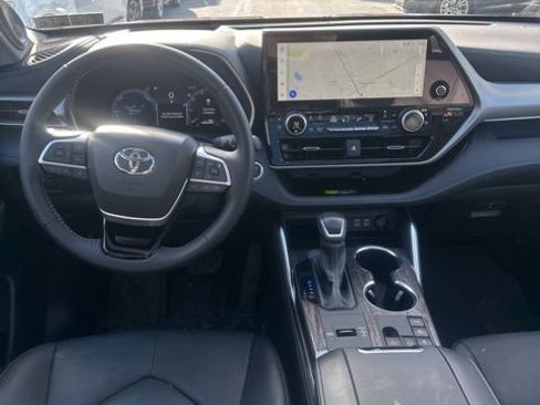 Used 2025 Toyota Highlander Platinum image 11