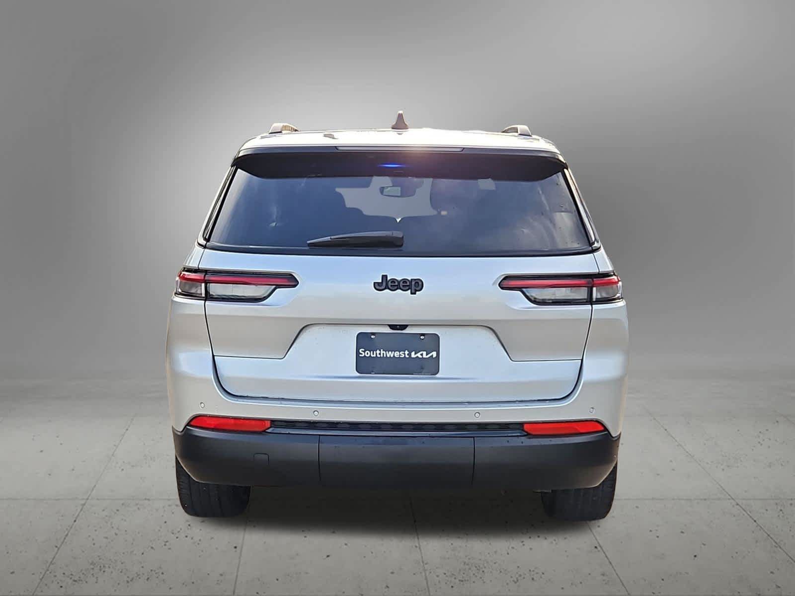 Used 2023 Jeep Grand Cherokee L Laredo RWD image 4